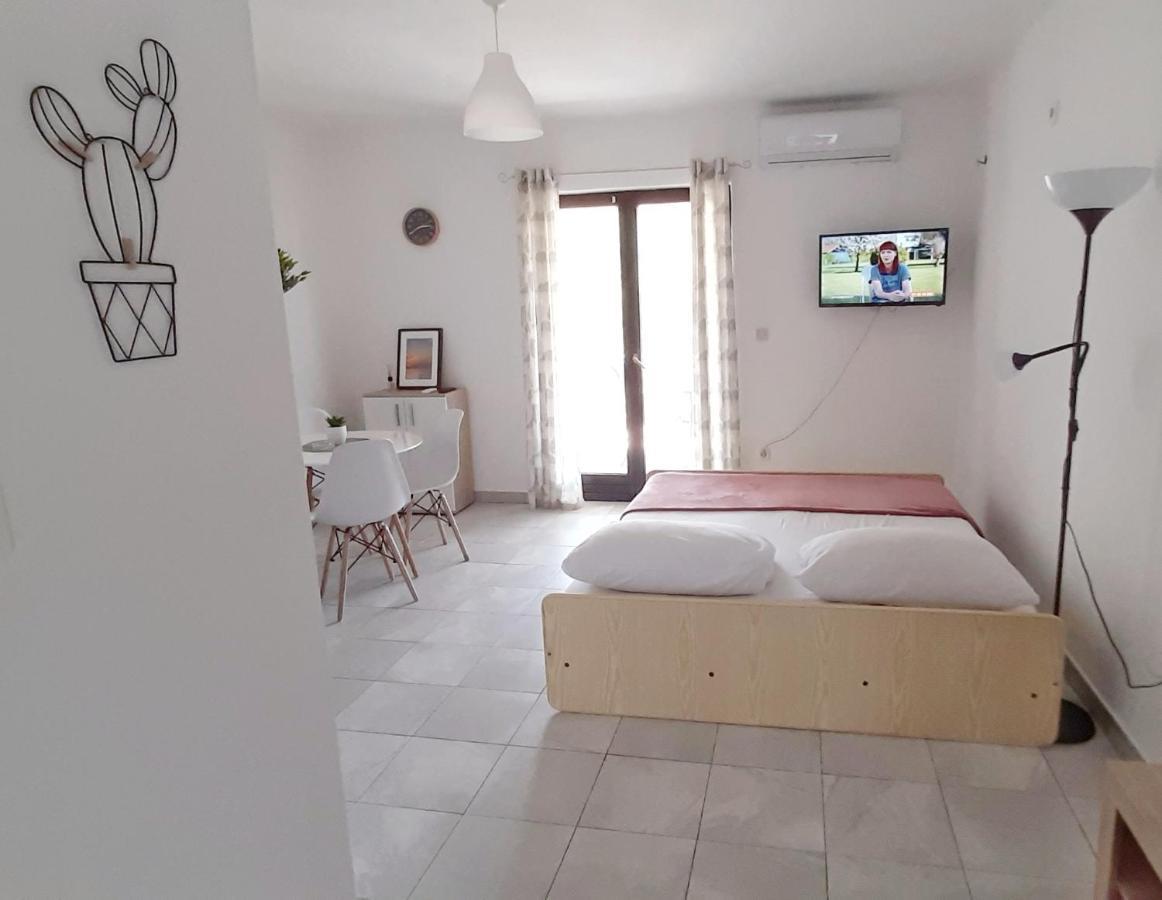 Stela 3 Apartment Povljana